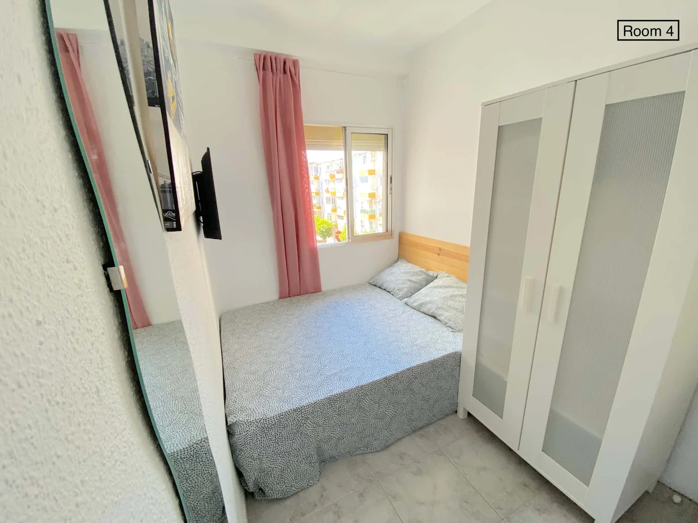 Quarto de estudante confortável e espaçoso em 