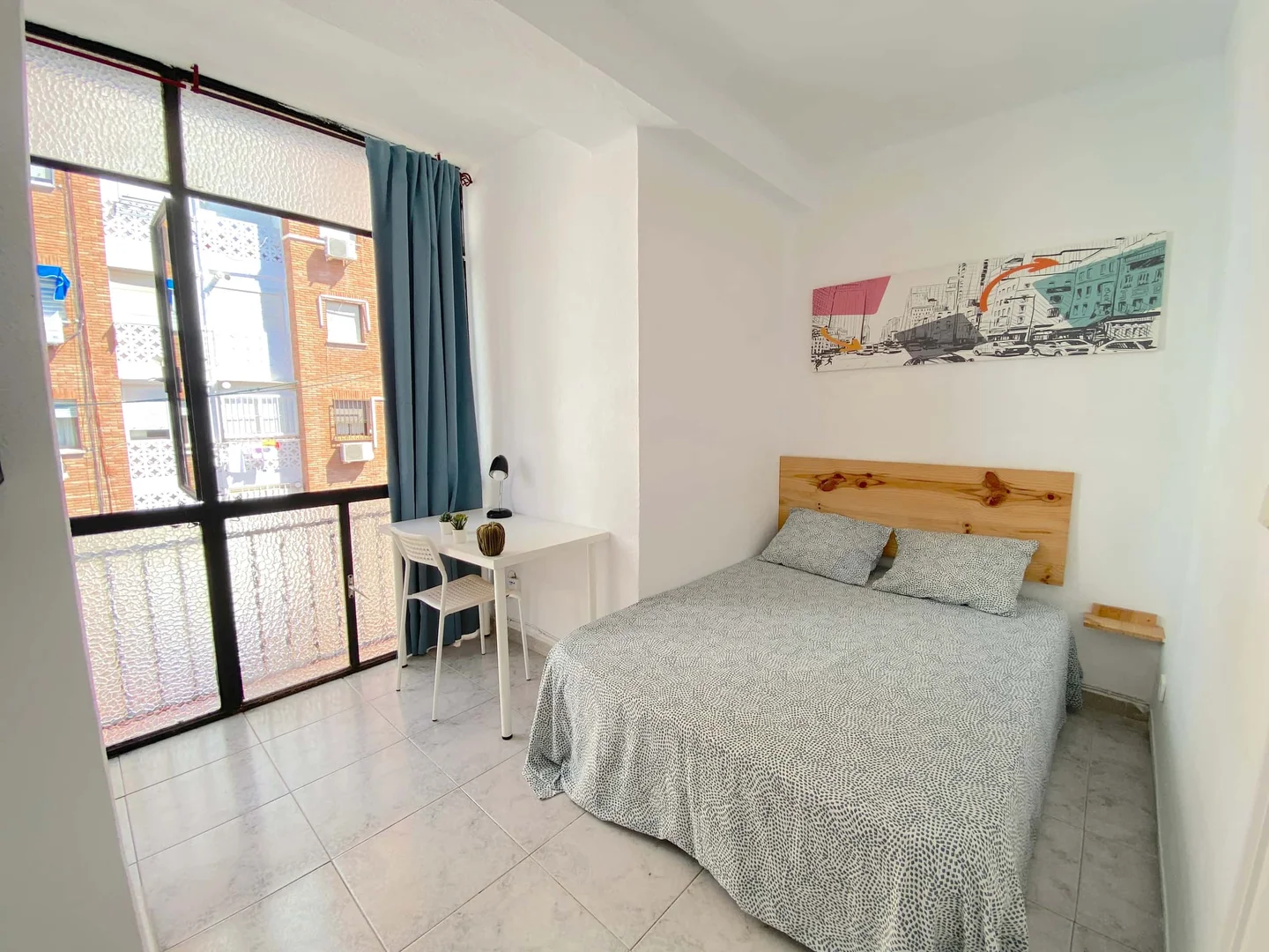 Quarto de estudante luminoso e arejado com acesso fácil à universidade em 