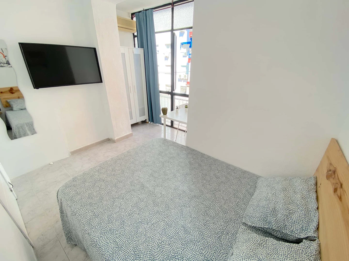 Quarto de estudante confortável e espaçoso em 