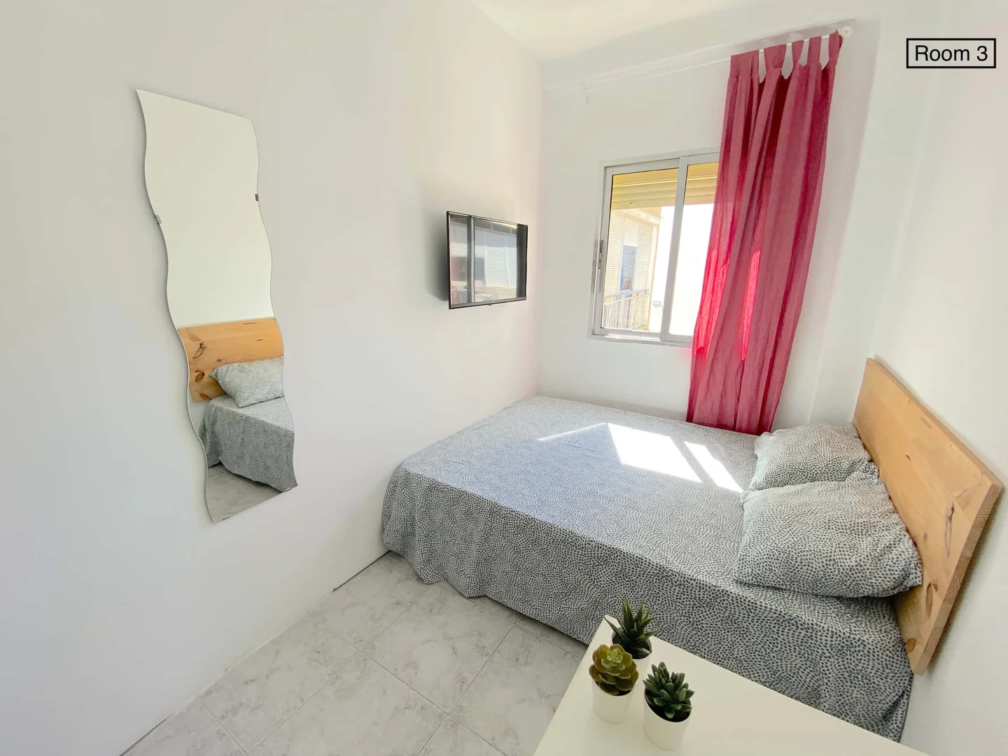 Quarto acessível para estudantes com iluminação ampla em 