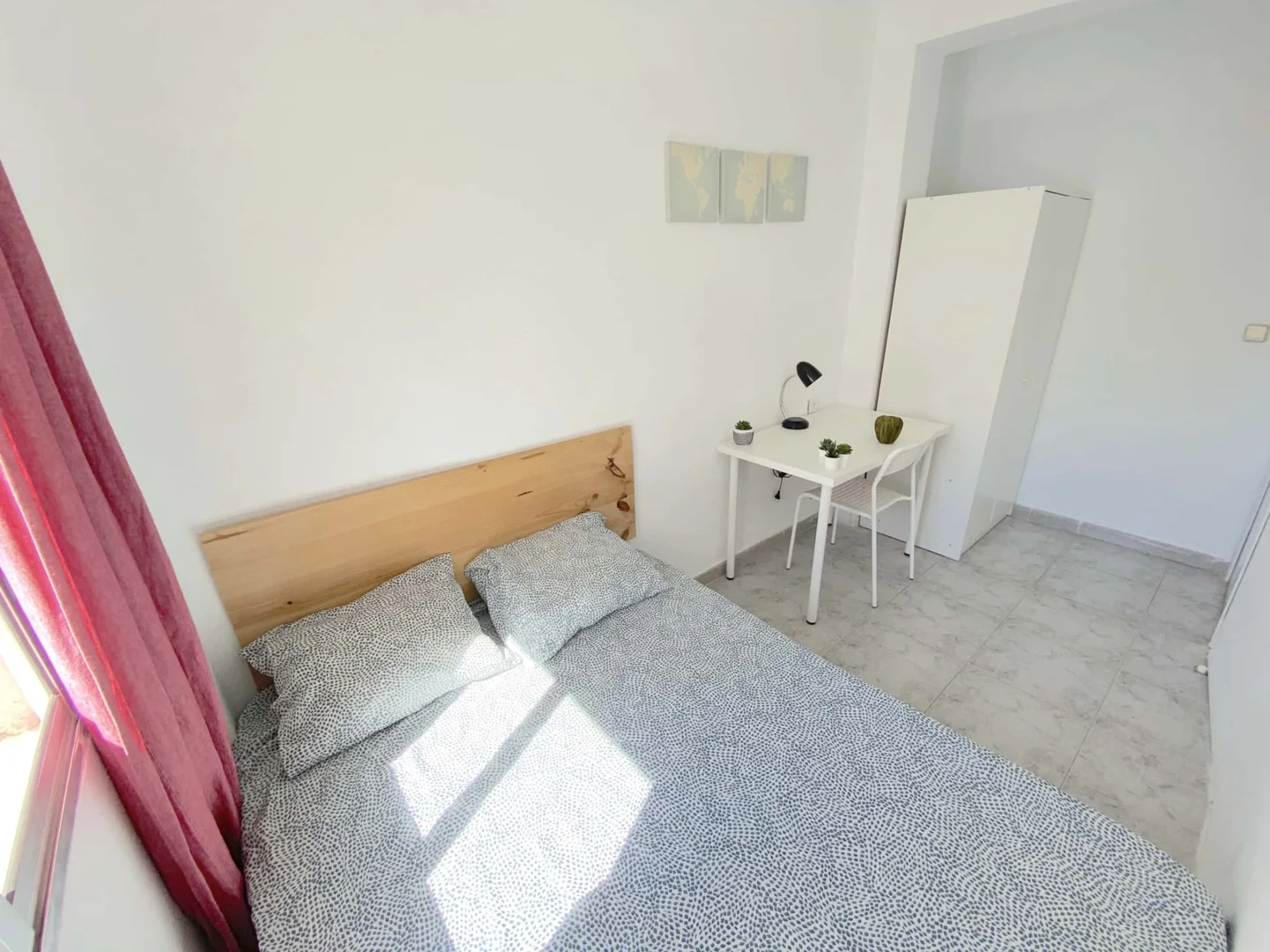 Quarto de estudante económico perto do campus em 