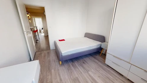 Helles Privatzimmer in Saint-etienne