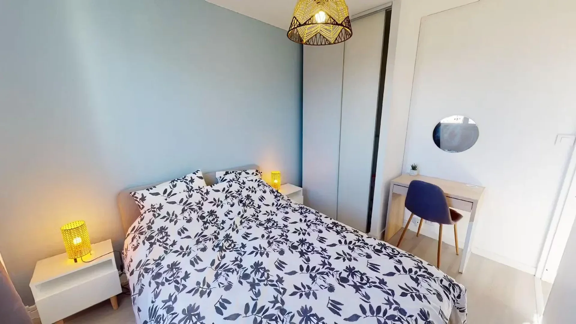 Quarto acessível para estudantes com iluminação ampla em