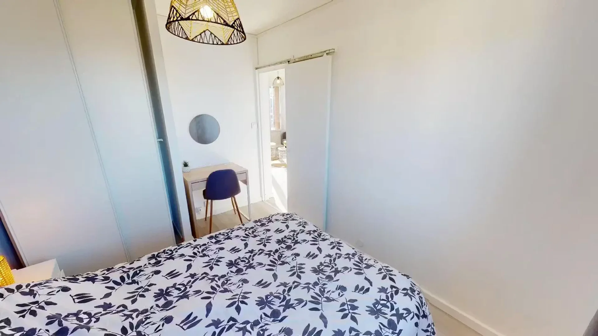 Quarto amigo do estudante em com comodidades modernas