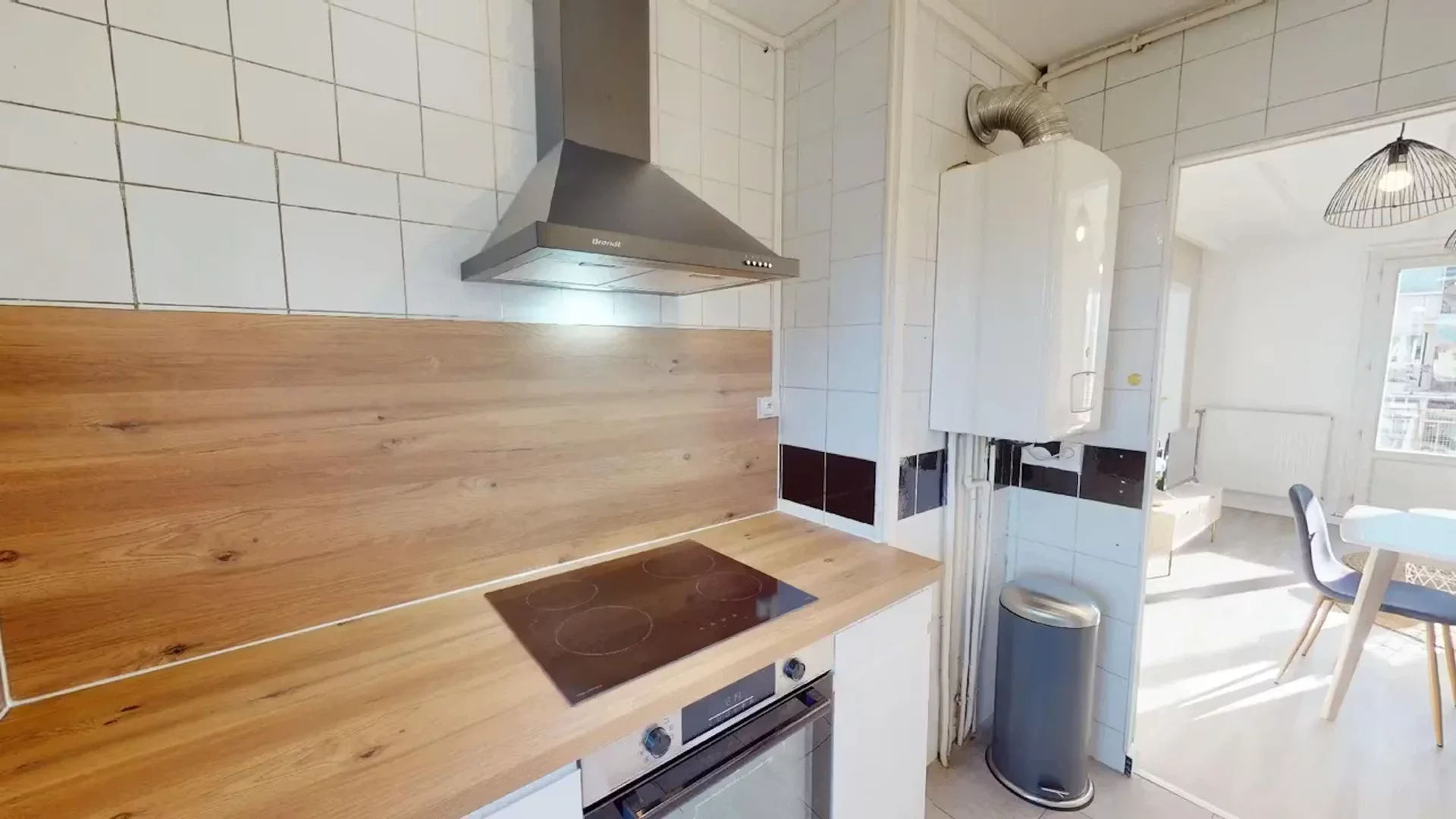 Quarto de estudante em com área de estudo e instalações partilhadas