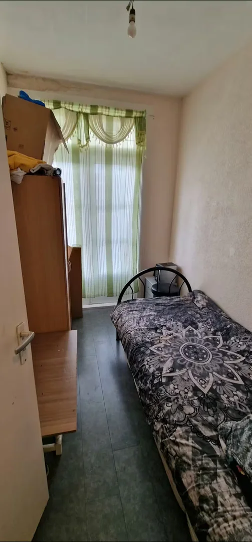 Habitación estudiantil funcional perfecta para estudiar en 