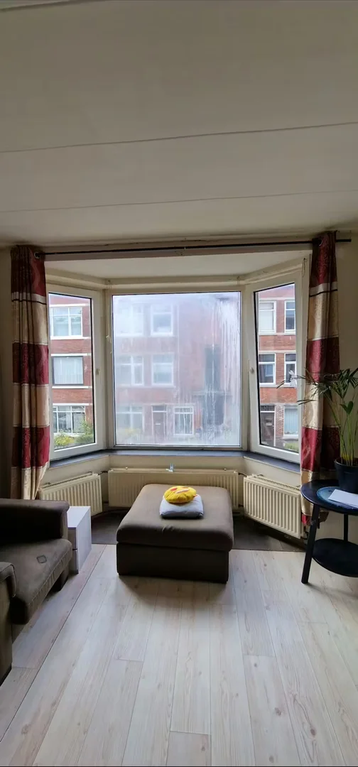Habitación estudiantil luminosa y aireada con fácil acceso a la universidad en 