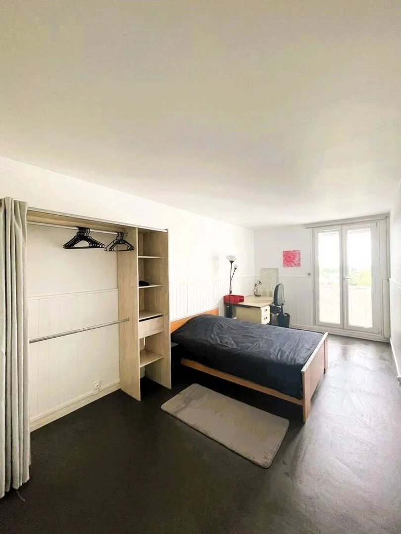Funktionelles Studentenzimmer perfekt zum Studieren in 