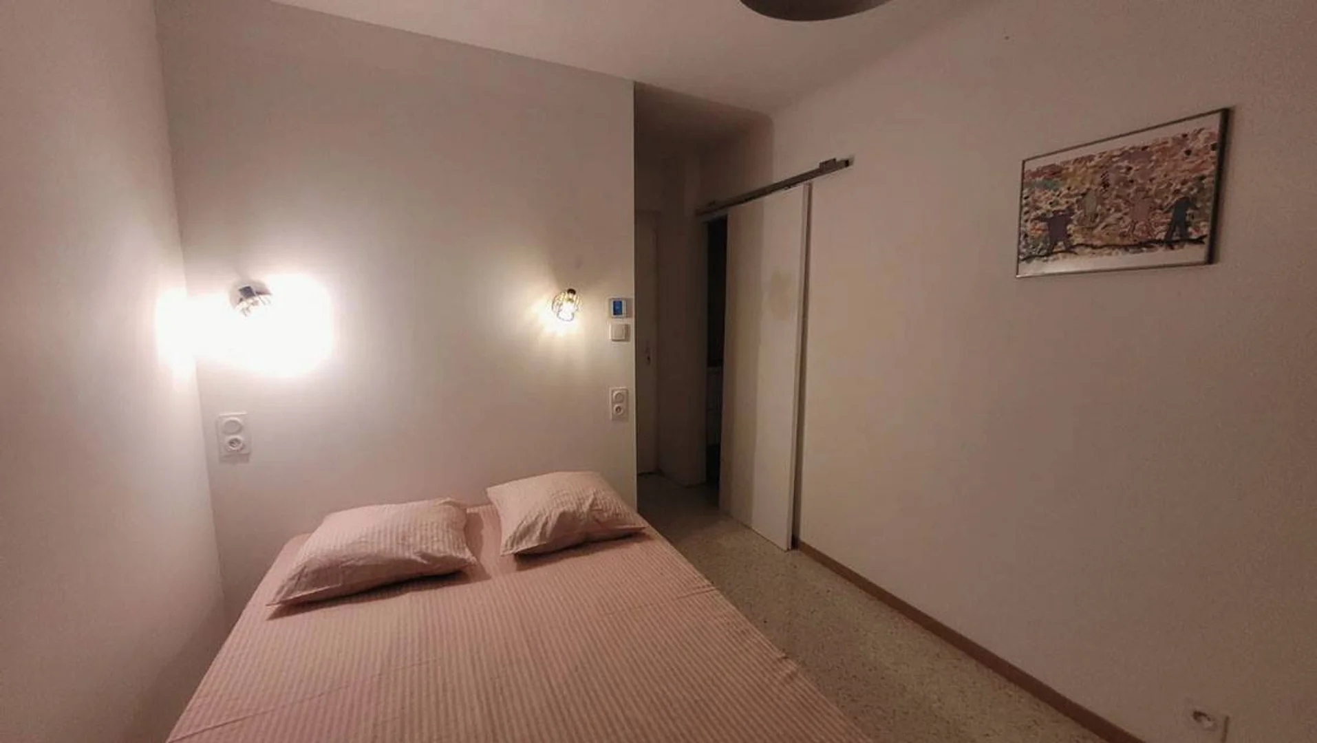 Quarto de estudante confortável e espaçoso em 