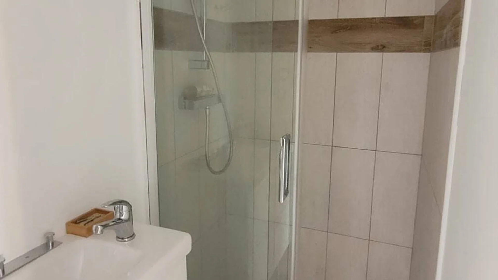 Quarto de estudante confortável e espaçoso em 