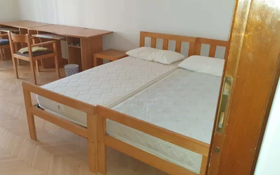 {area} de çift kişilik yataklı kiralık oda