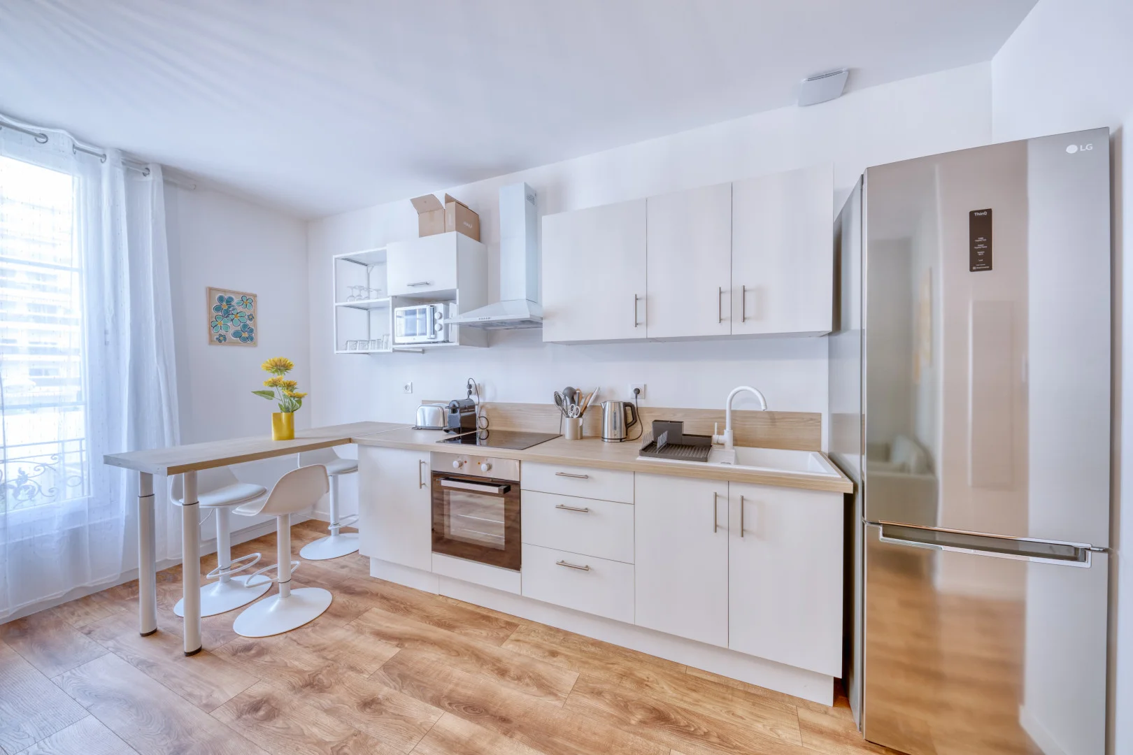 Habitación estudiantil luminosa y aireada con fácil acceso a la universidad en 