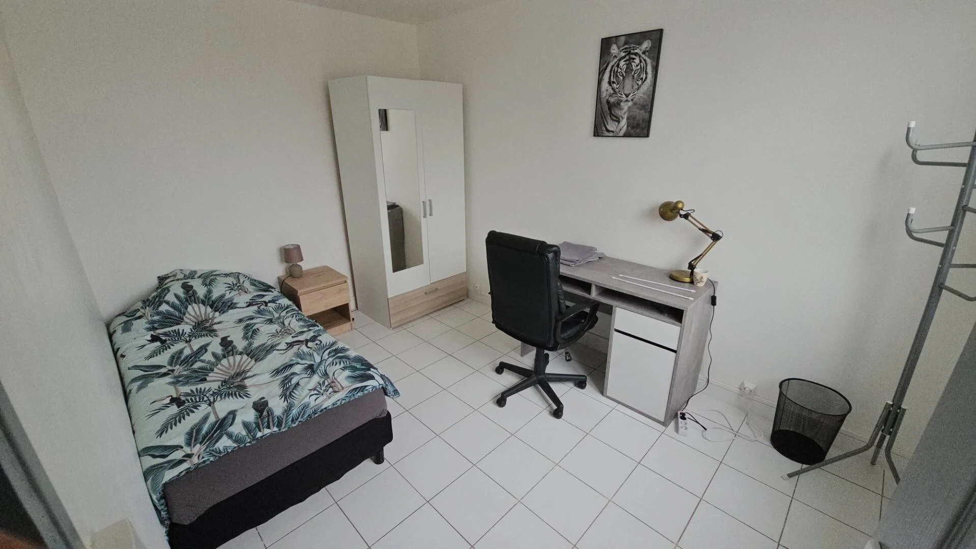 Economical student room with convenient location in 