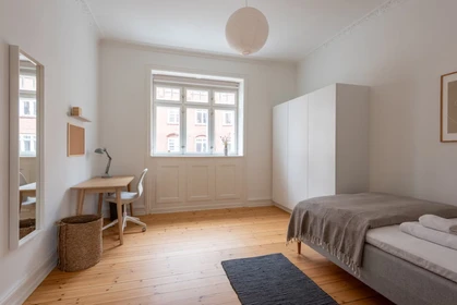 Quarto para alugar num apartamento partilhado em København