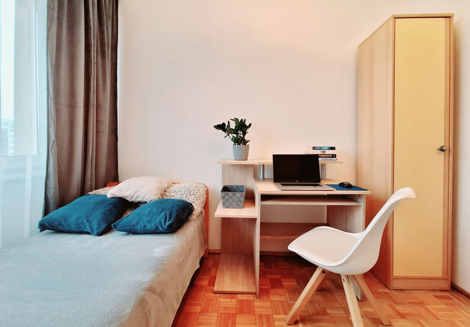 'de öğrenci dairesinde, tamamen mobilyalı kiralık oda