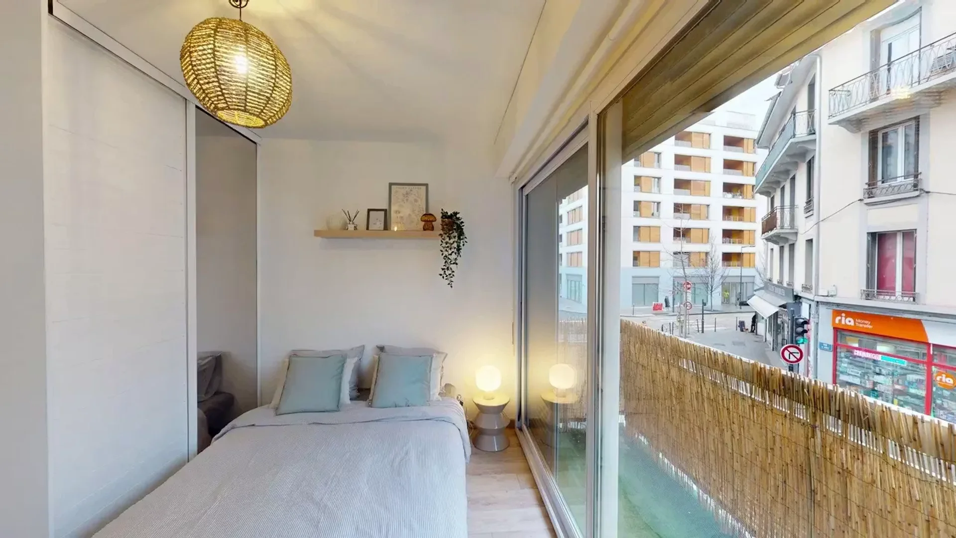'da üniversiteye kolay erişime sahip aydınlık ve havadar öğrenci odası