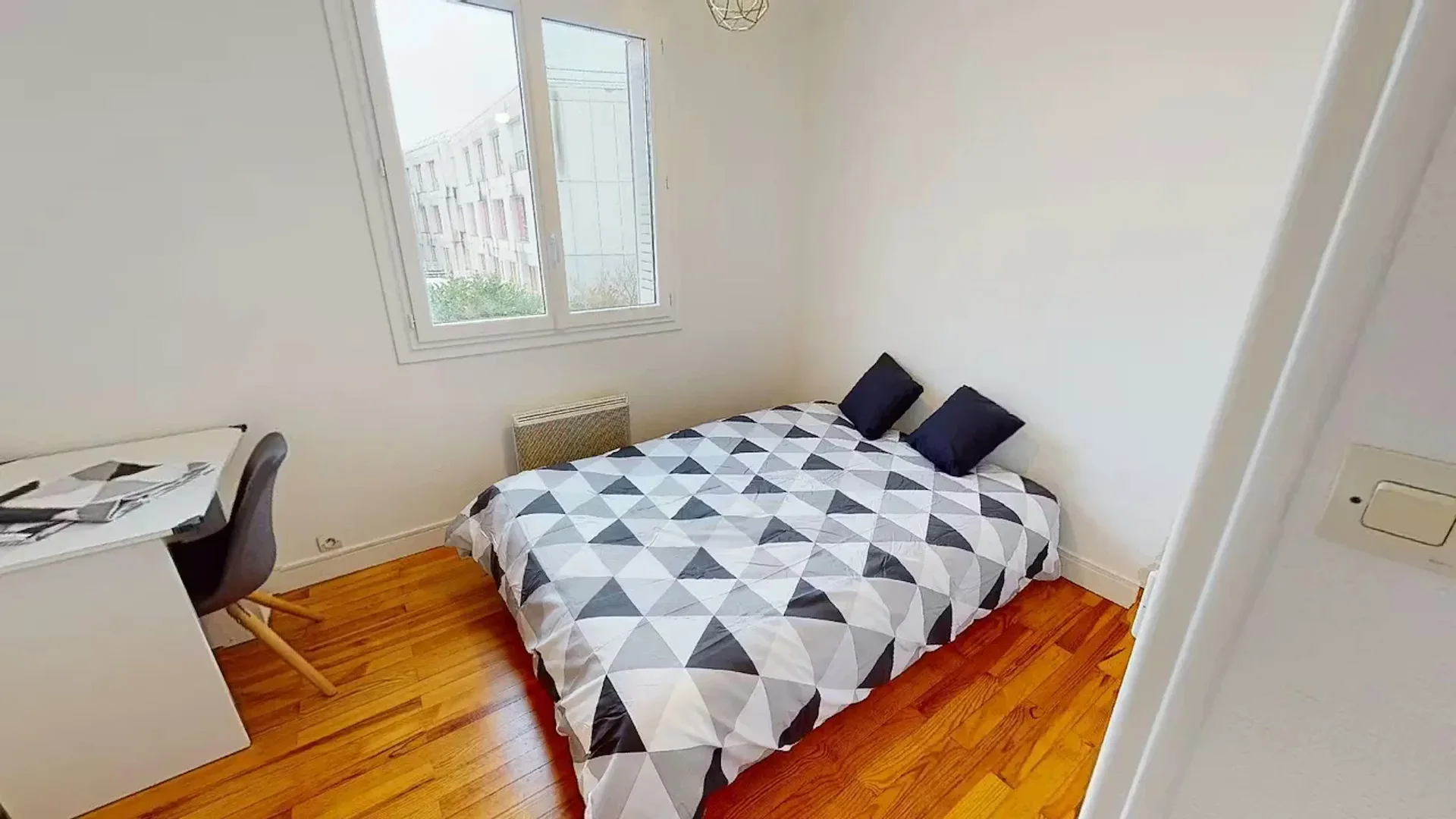 Functional student room perfect for studying in 