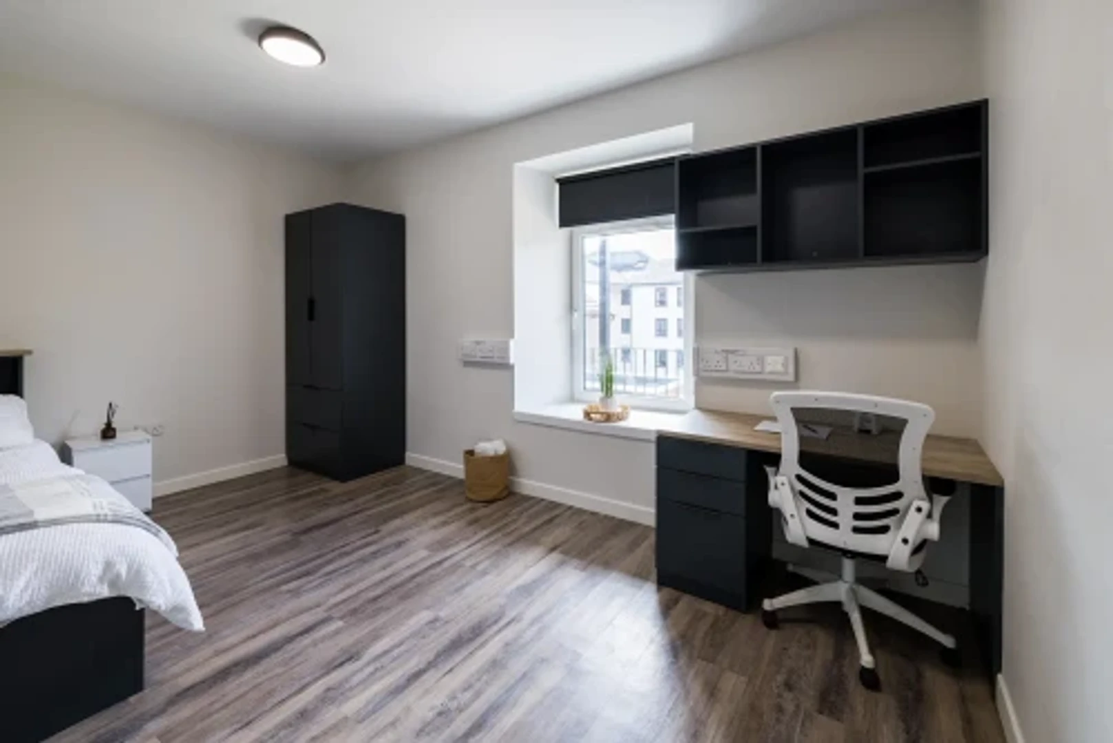 'de modern olanaklara sahip öğrenci dostu oda