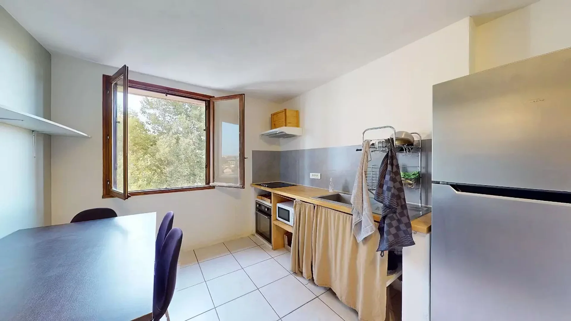 'de öğrenci dairesinde, tamamen mobilyalı kiralık oda