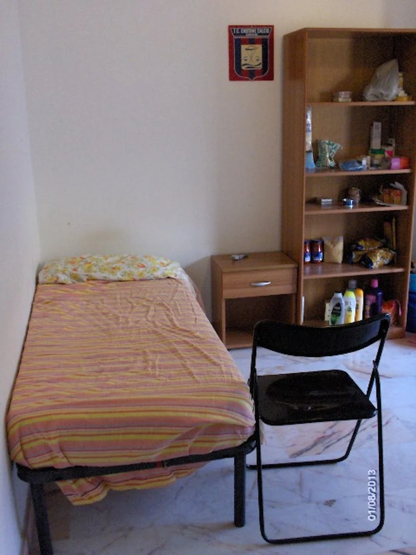 Habitación compartida en apartamento de 3 dormitorios Reggio Calabria