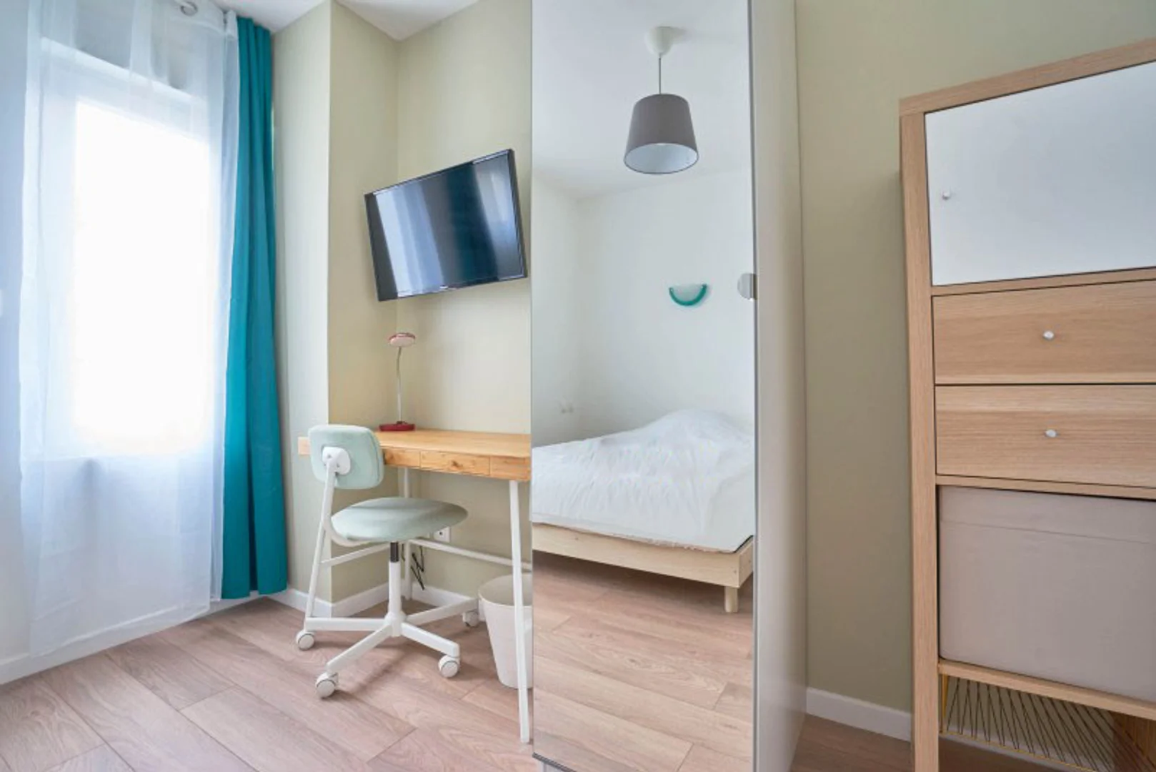 Studentenzimmer in  mit Arbeitsbereich und Gemeinschaftseinrichtungen