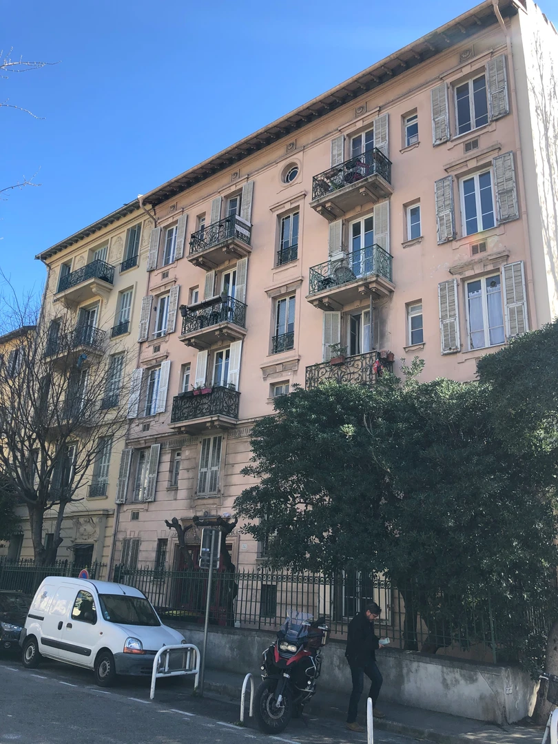 Habitación privada barata en Niza