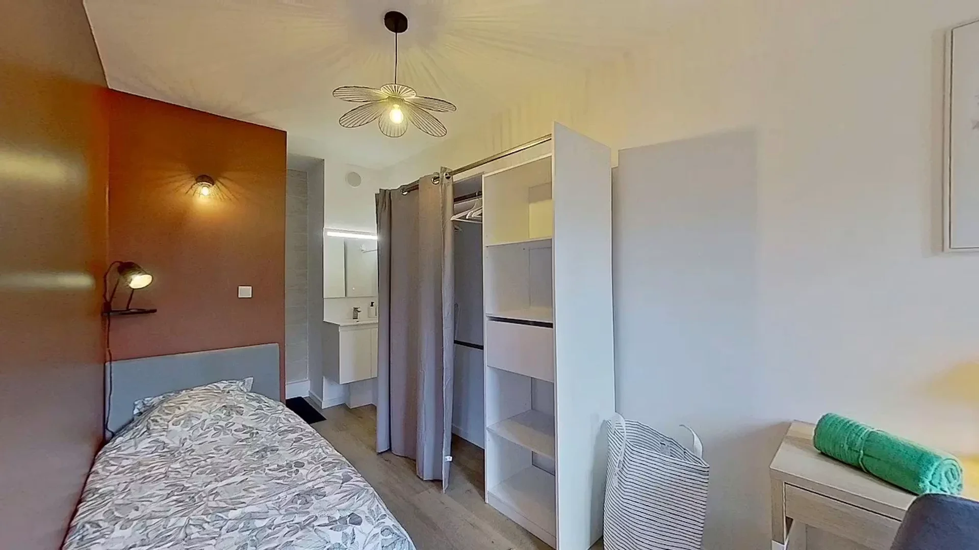 Chambre confortable pour étudiants disponible dans 