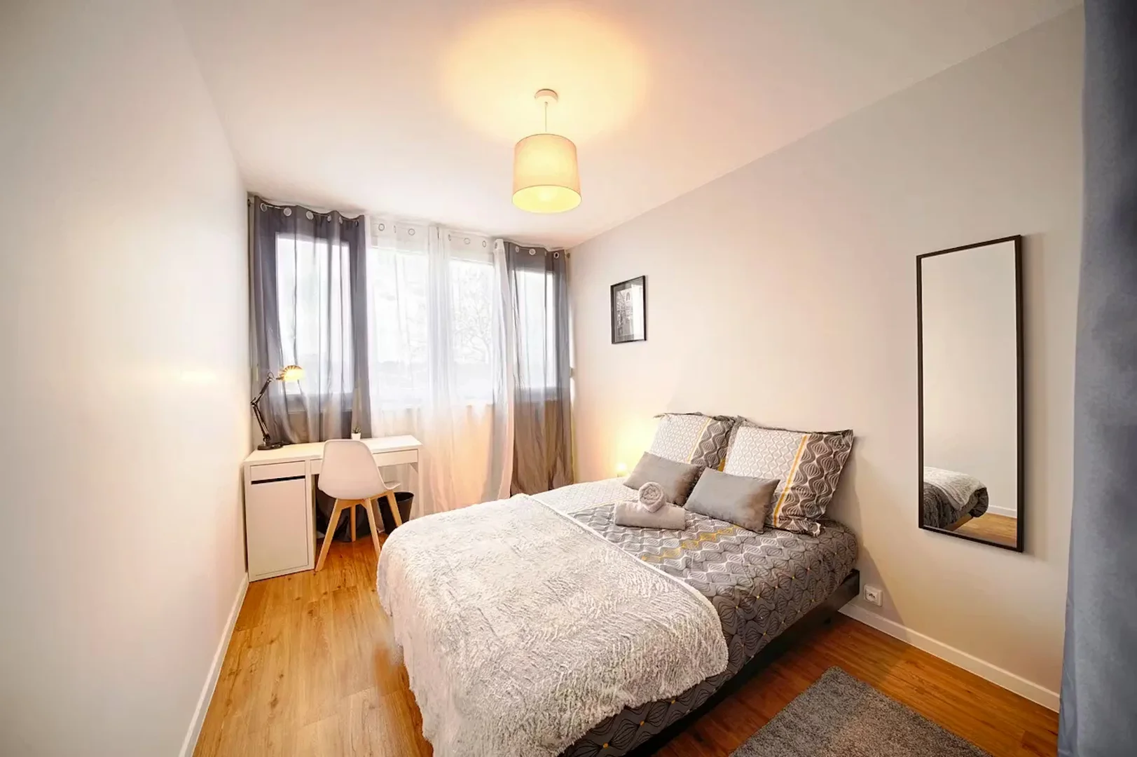 Habitación estudiantil funcional perfecta para estudiar en 