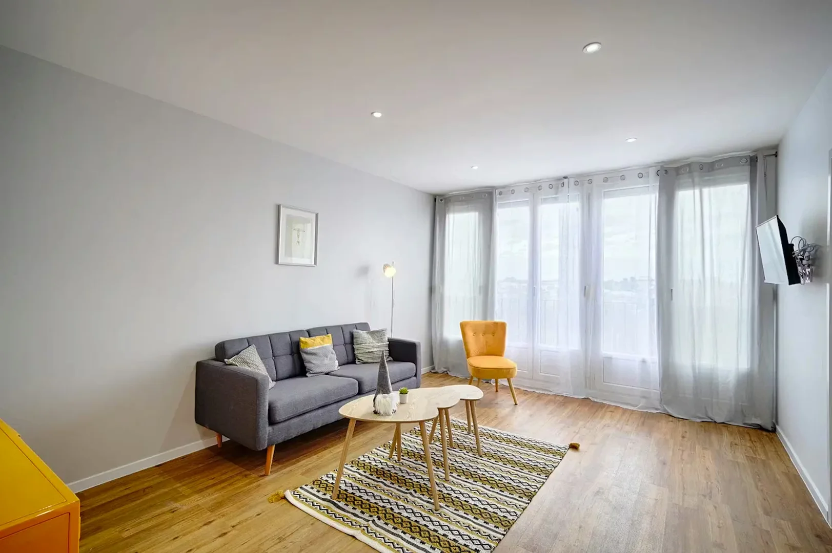 Habitación estudiantil funcional perfecta para estudiar en 