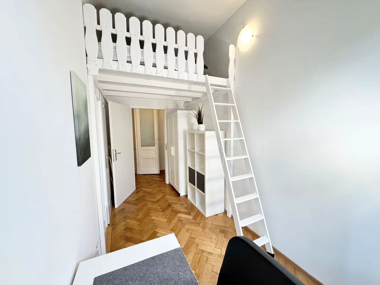 Quarto acessível para estudantes com iluminação ampla em 