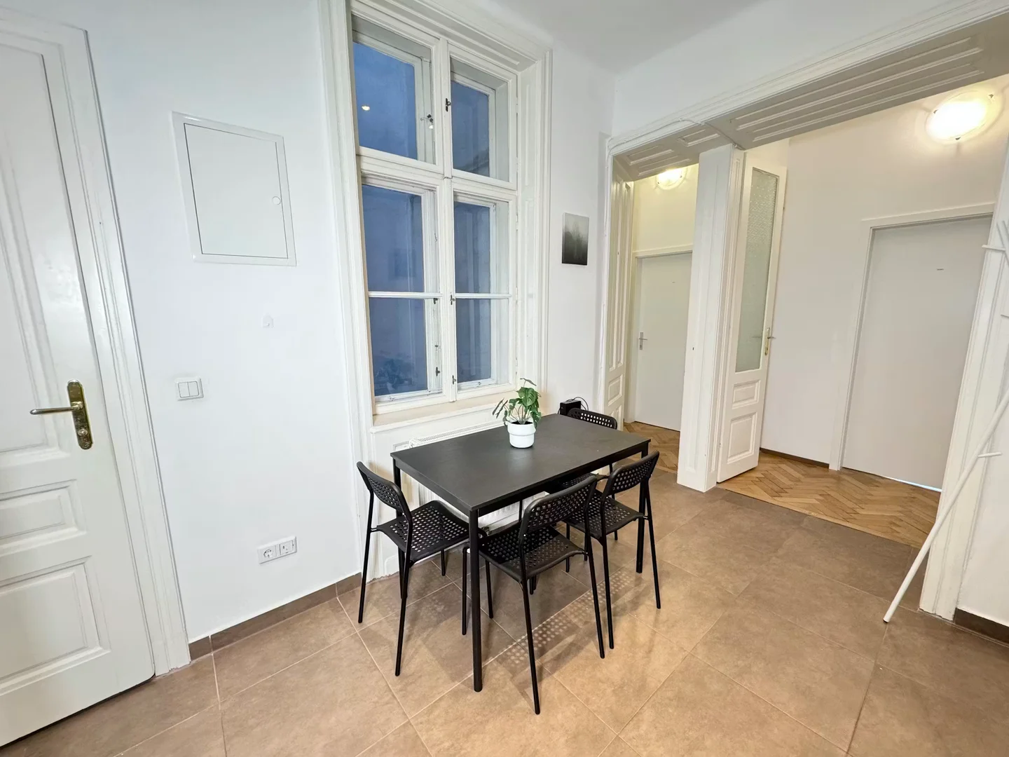 Quarto de estudante em  com área de estudo e instalações partilhadas
