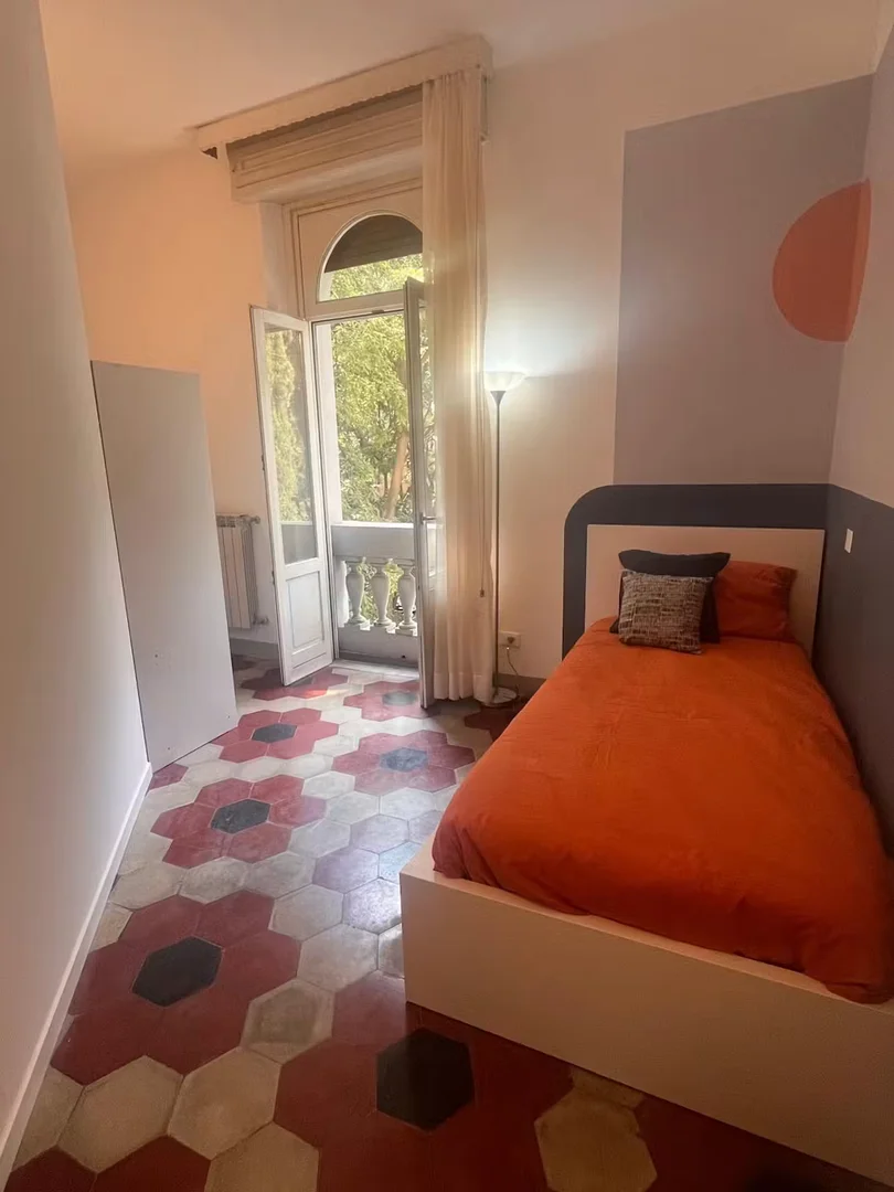 Comfortable and spacious student room in 