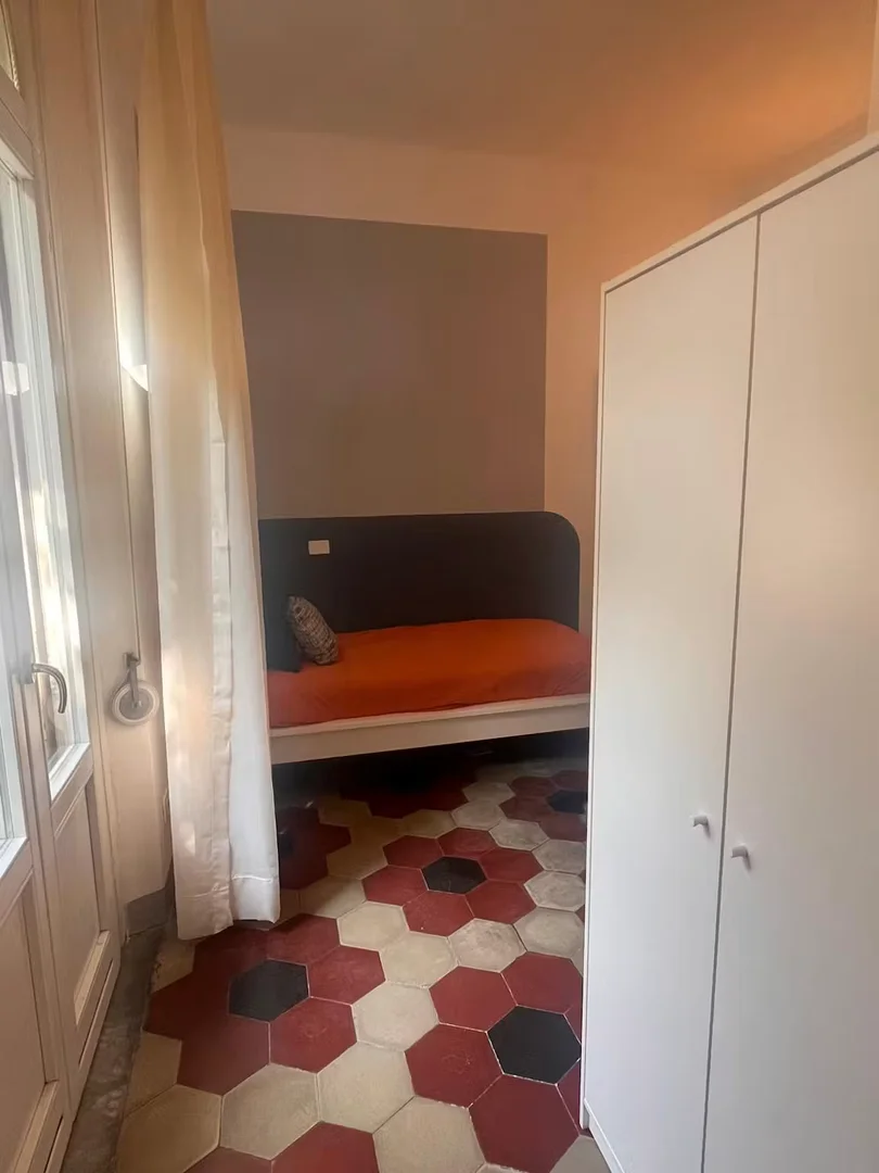 Bright and airy student room with easy university access in 