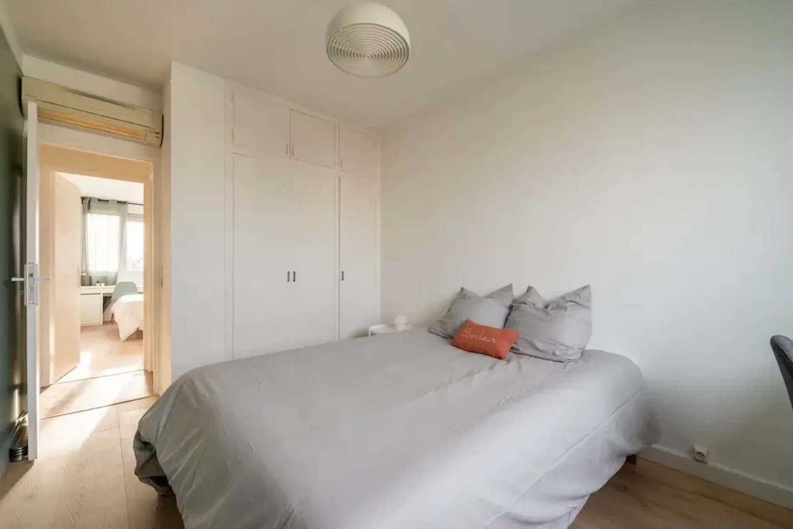 Comfortable and spacious student room in