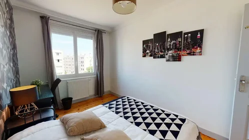 Chambre privée à Rue Hugues Guérin, 8th Arrondissement, image 1 de 10