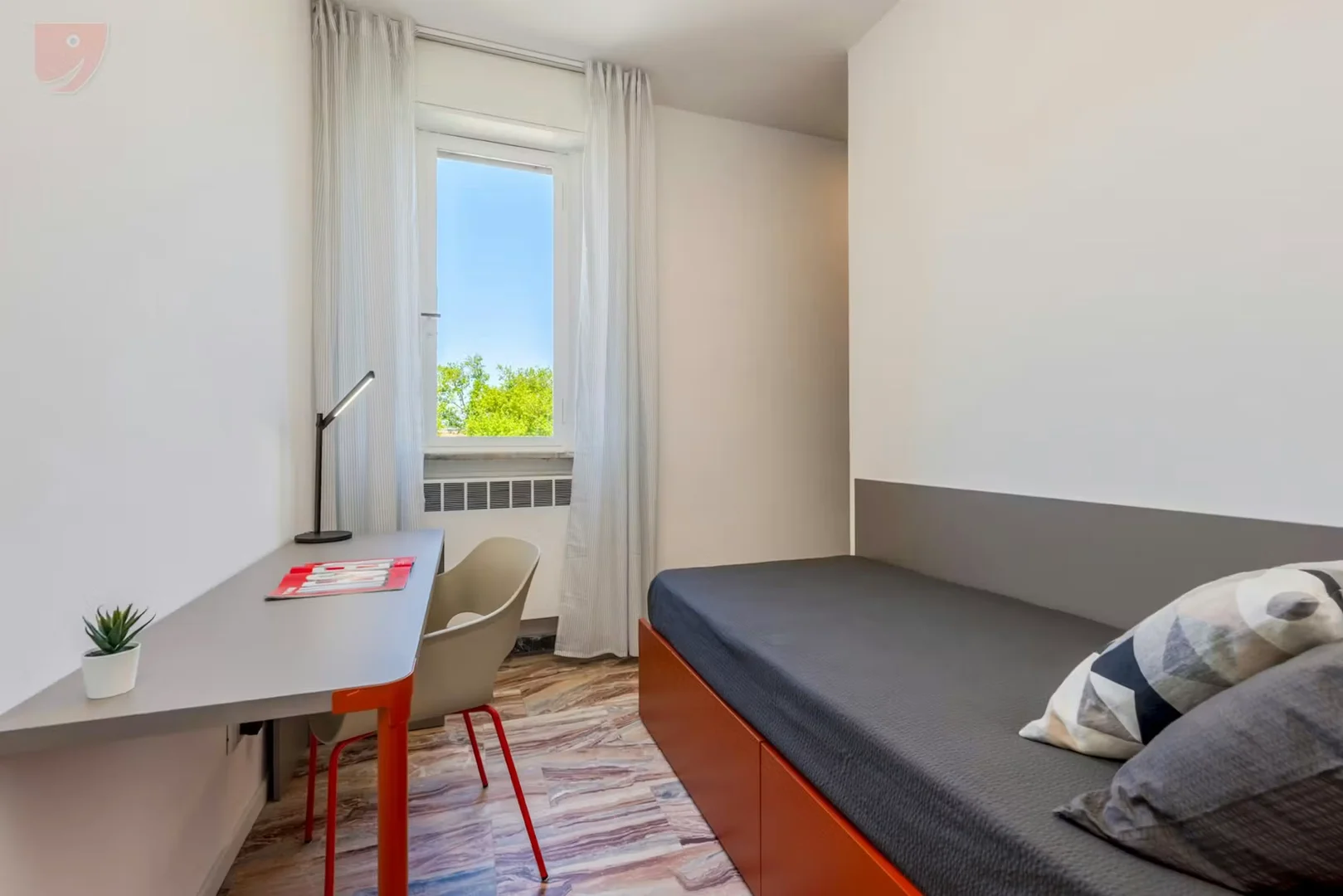 Habitación para estudiantes en con área de estudio y facilidades compartidas