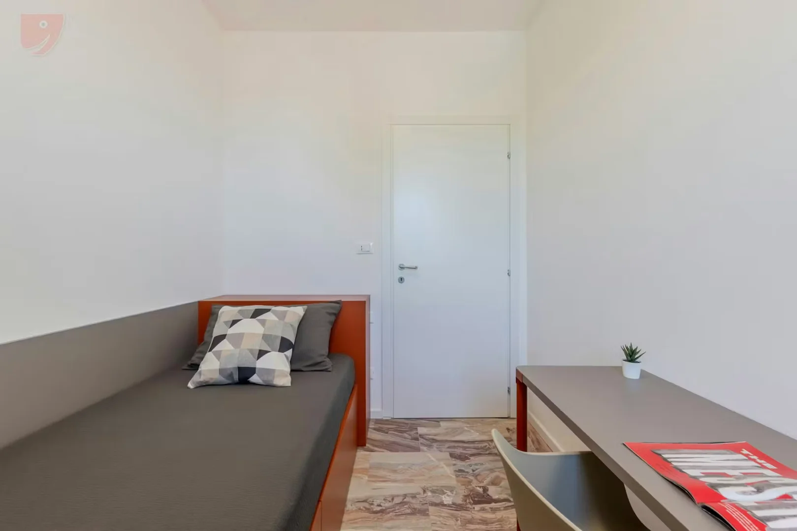 Habitación estudiantil luminosa y aireada con fácil acceso a la universidad en