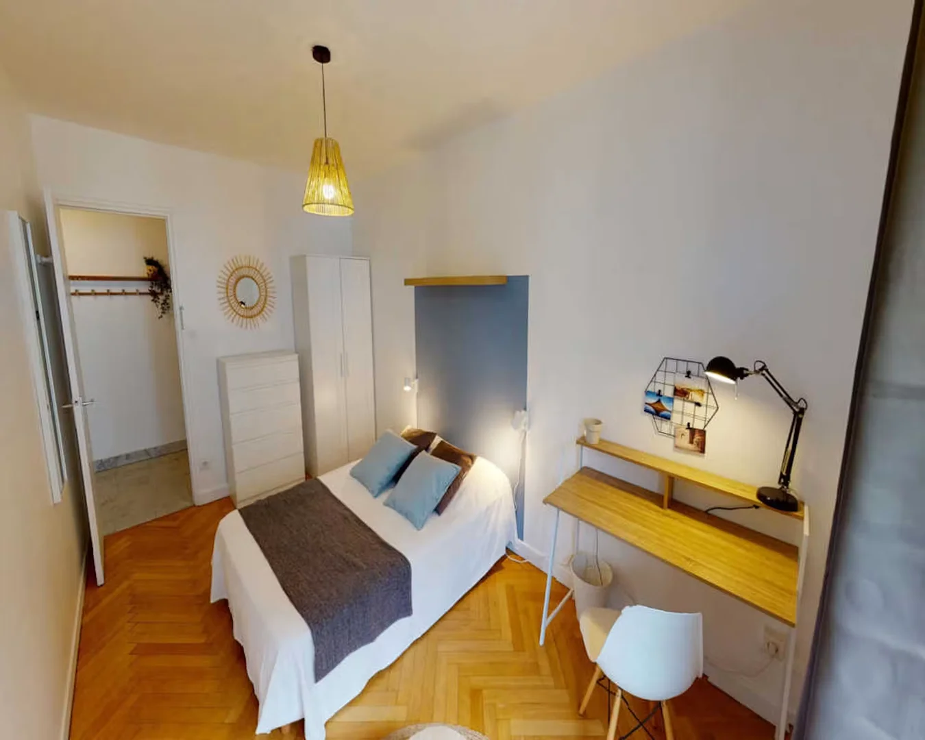 Habitación asequible para estudiantes con buena iluminación en