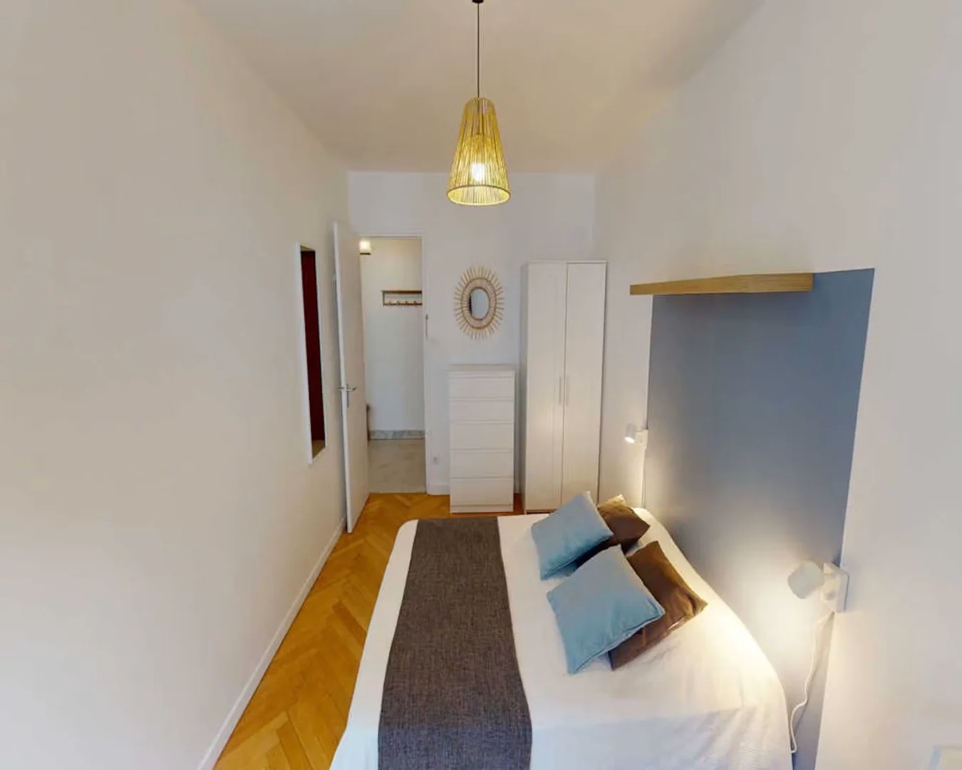 Habitación estudiantil luminosa y aireada con fácil acceso a la universidad en