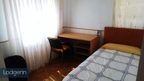 Bright private room in Villaviciosa-de-odon