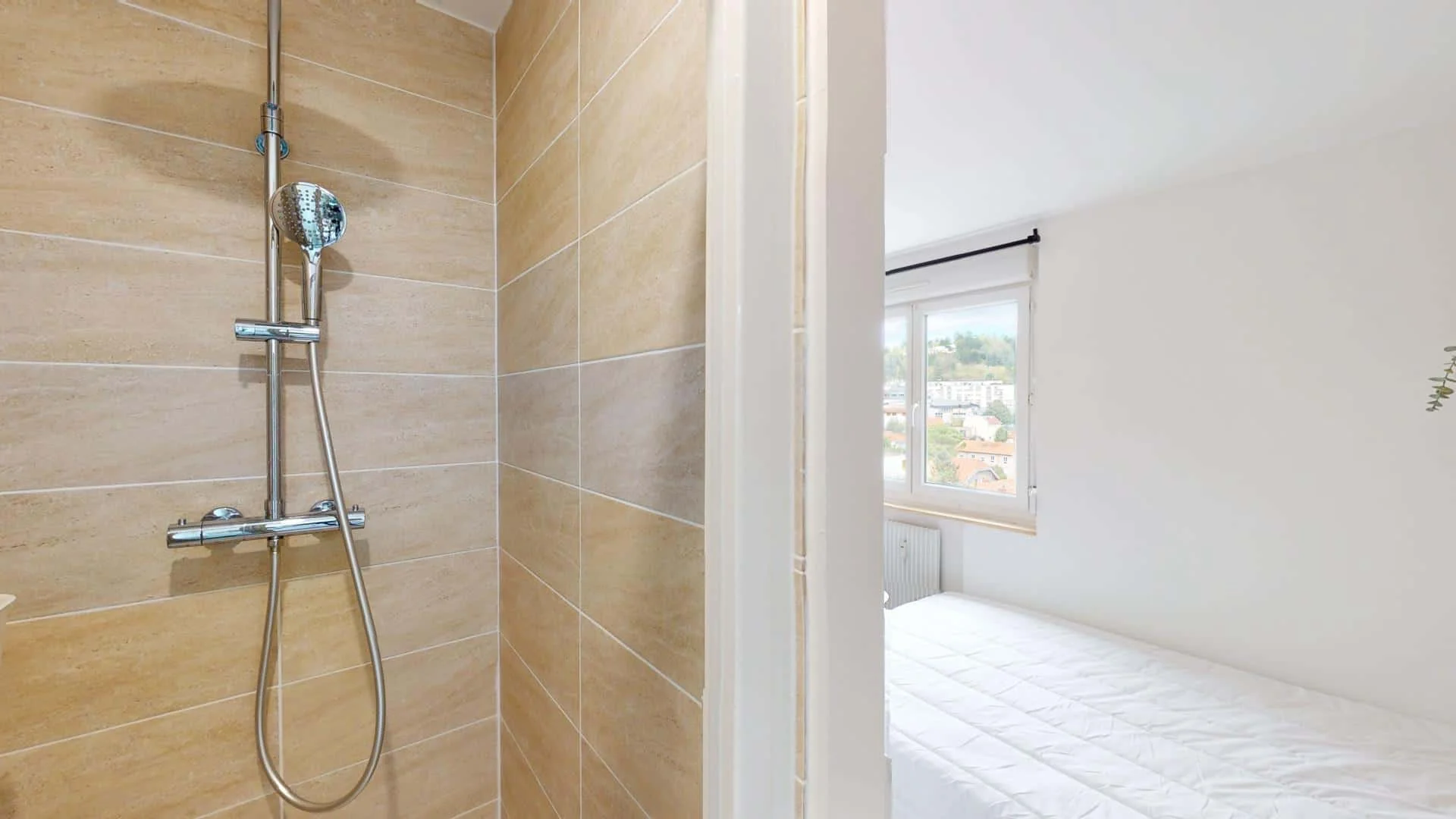Chambre confortable pour étudiants disponible dans 