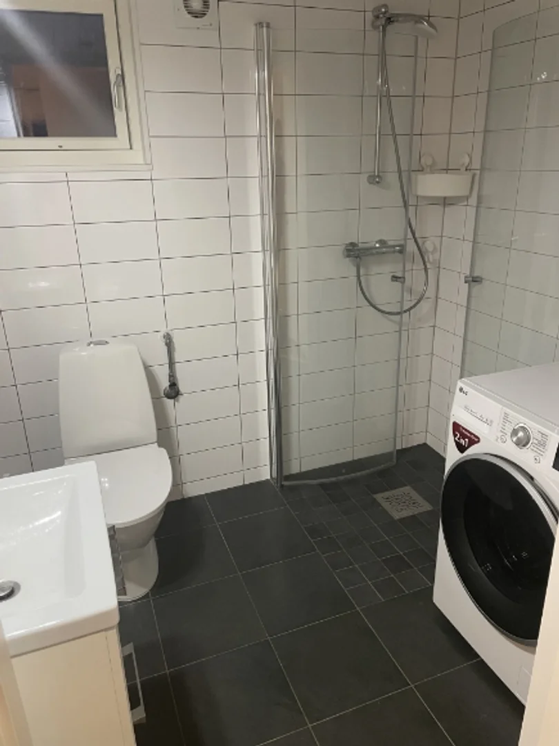 Habitación estudiantil luminosa y aireada con fácil acceso a la universidad en 