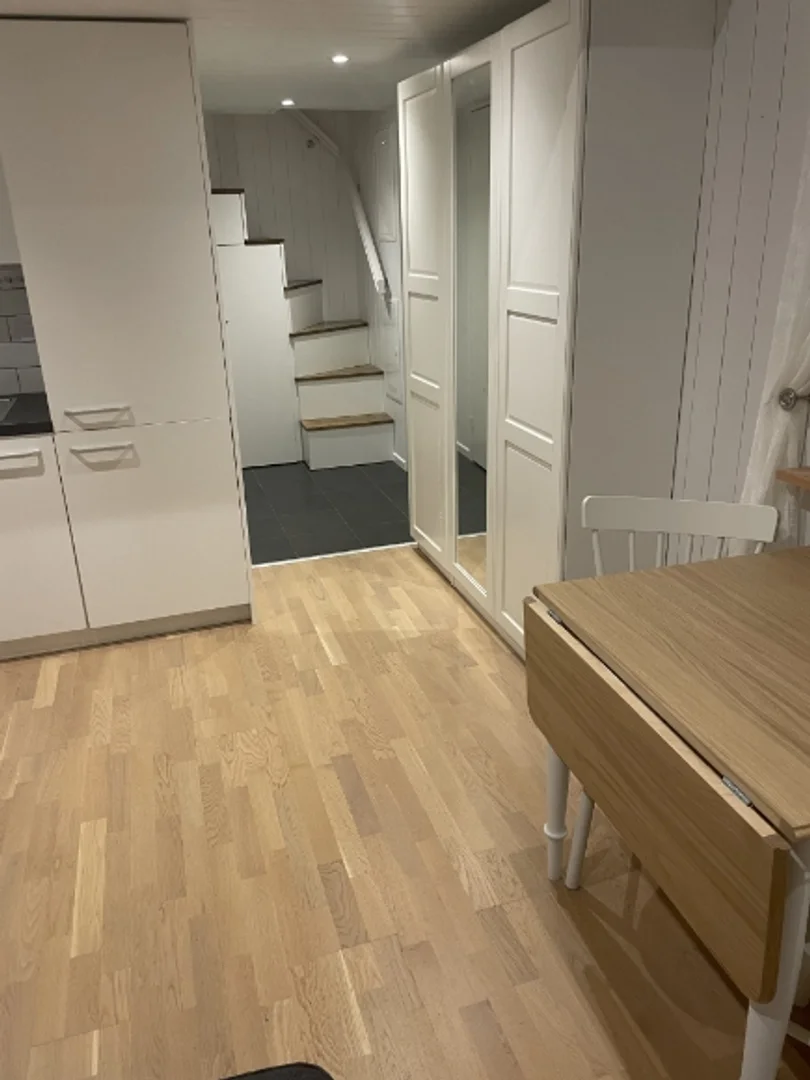 Habitación estudiantil funcional perfecta para estudiar en 