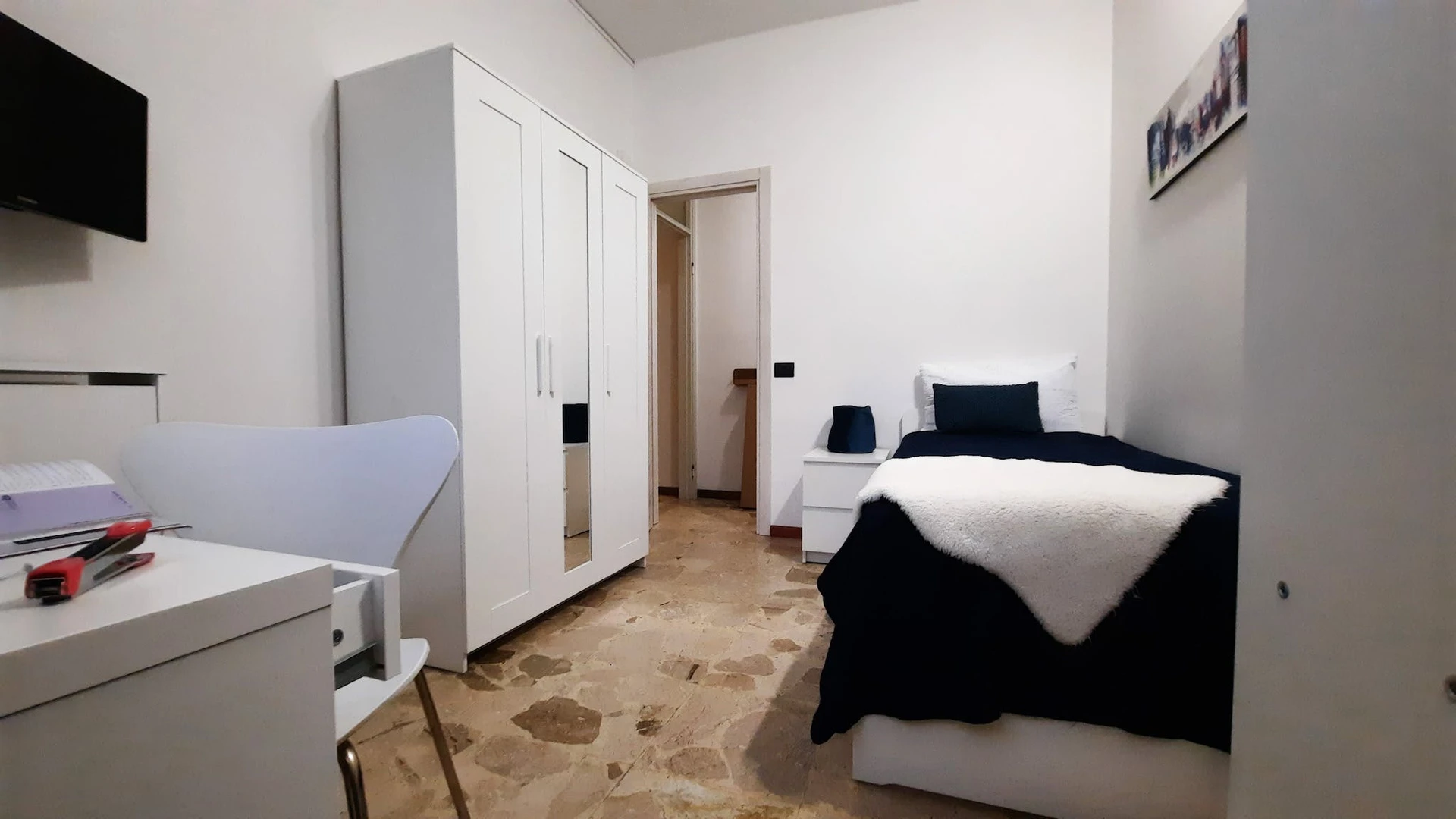 Bright private room in Bergamo