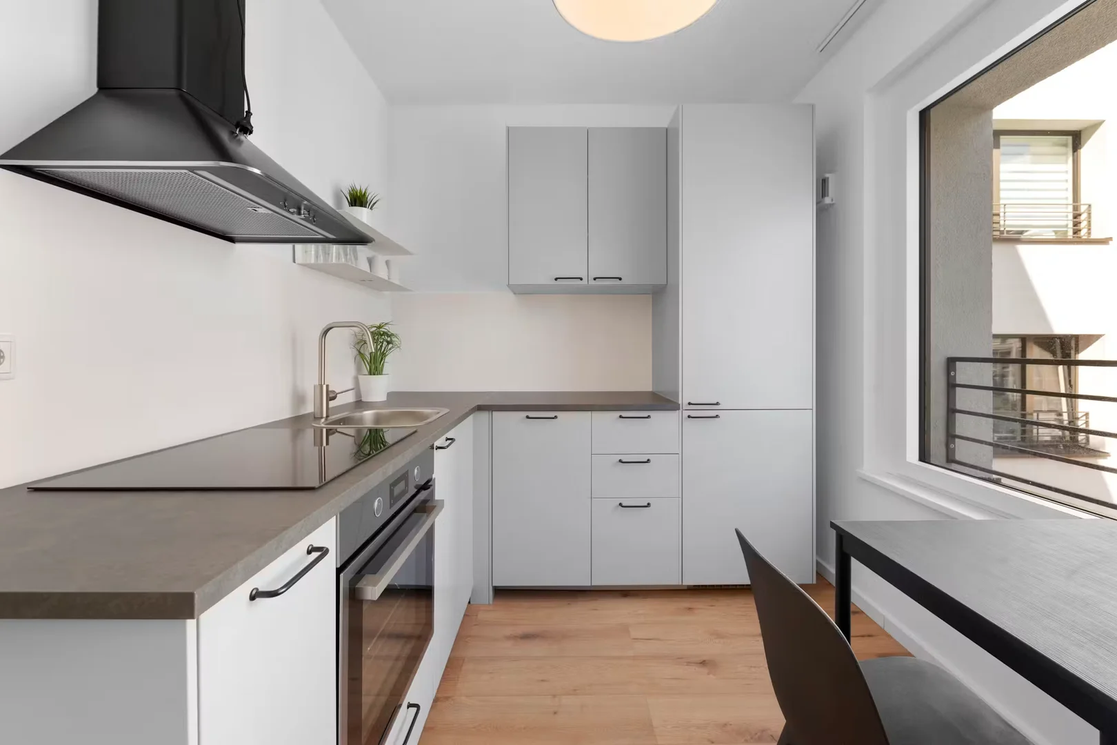 Quarto de estudante em  com área de estudo e instalações partilhadas