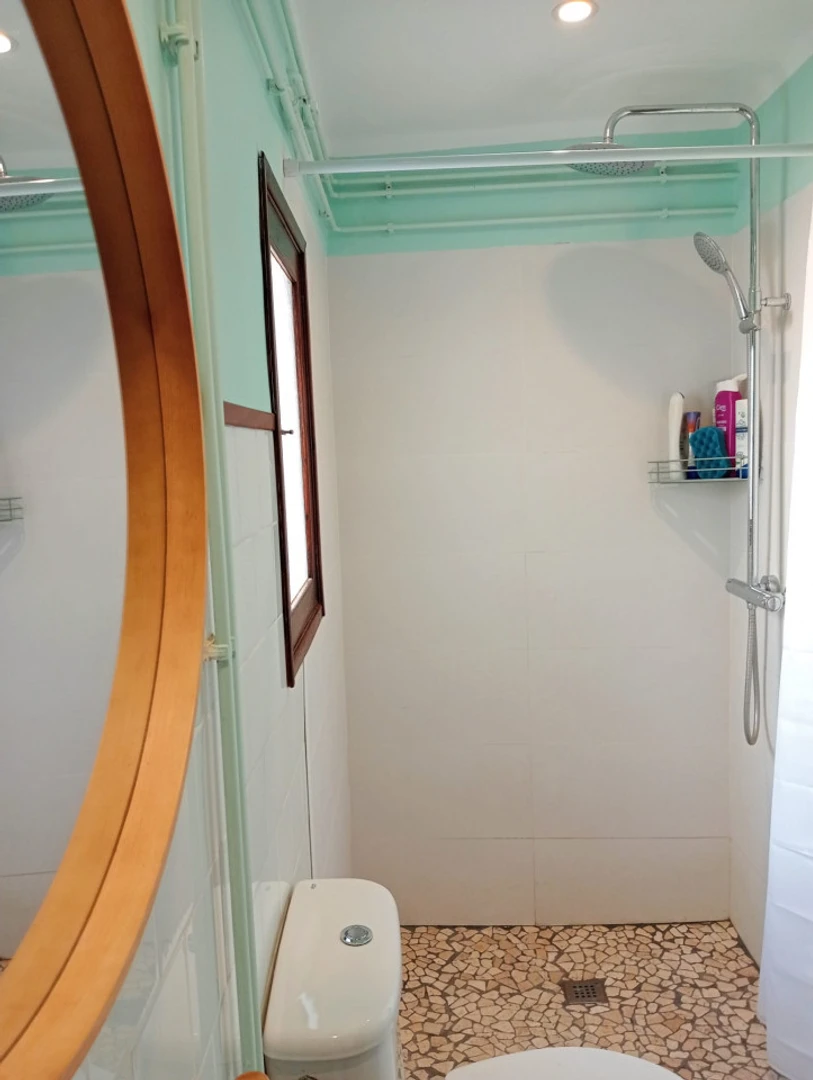 Habitación para estudiantes en  con área de estudio y facilidades compartidas