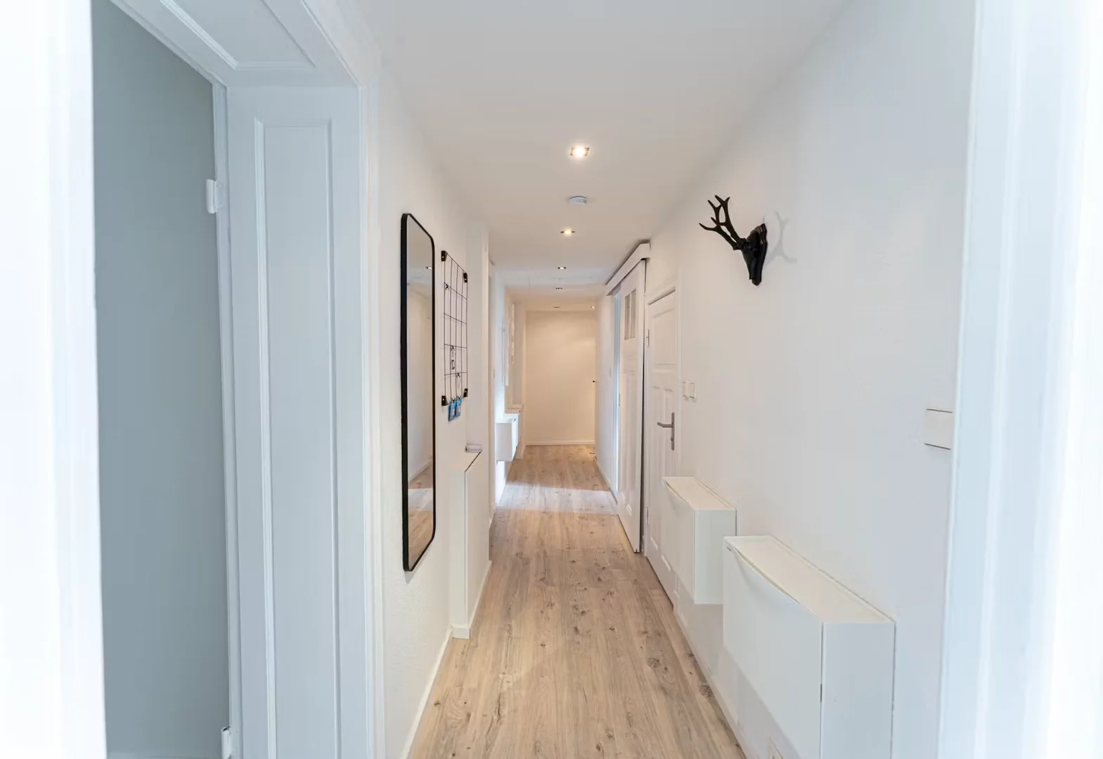 Habitación estudiantil funcional perfecta para estudiar en
