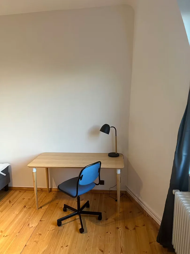 Chambre d'étudiant lumineuse et aérée avec accès facile à l'université dans