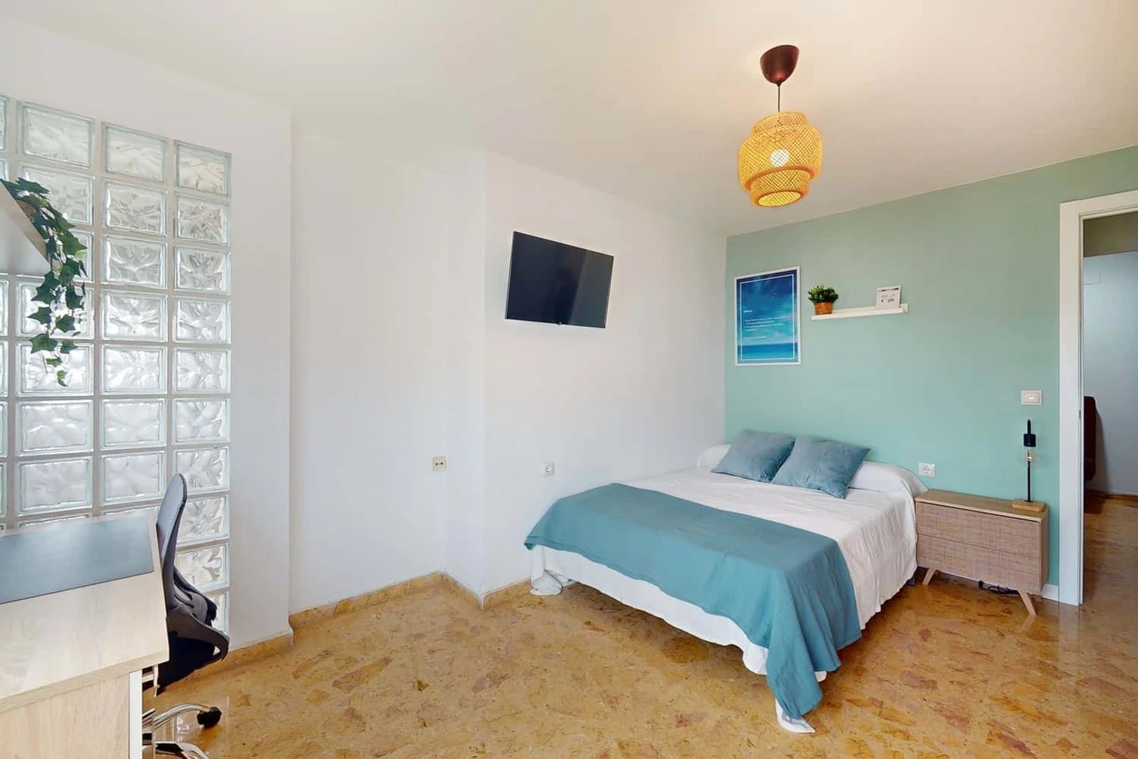 Bright private room in valencia