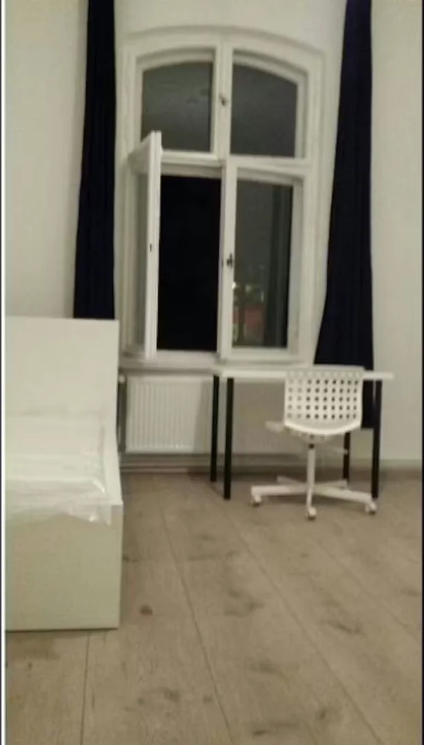 Habitación asequible para estudiantes con buena iluminación en 